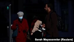Prolaznica nosi masku tokom šetnje (Ilustrativna fotografija)