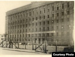 Абвешчаны разбураным немцамі будынак ЦК КП(б)Б пасьля вызваленьня Менску. 1944 год