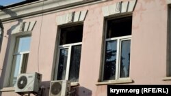 Пожар в центре Ялты: сгоревшая кровля и пострадавшие магазины (фотогалерея)