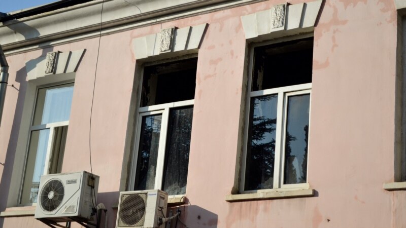 Пожар в центре Ялты: сгоревшая кровля и пострадавшие магазины (фотогалерея)