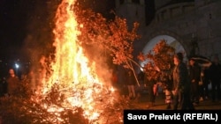 Nalaganje badnjaka u Podgorici, 6. januar 2022.