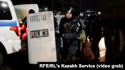Казахская полиция в Алматы, иллюстрационное фото 