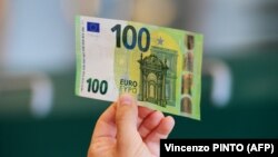 Një kartëmonedhë prej 100 eurosh. Fotografi ilustruese nga arkivi. 