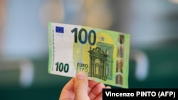 Creșterea ratelor dobânzilor cu 0.5% va afecta inclusiv economia României, unde rata inflației, de 15%, va continua să crească și riscă să treacă de 17-18%, spun analiștii.