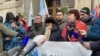 Demonstranti ispred Vlade Srbije, u Beogradu, 12. januara, traže objavljivanje svih dokumenata koje je Srbija potpisala sa kompanjiom Rio Tinto.