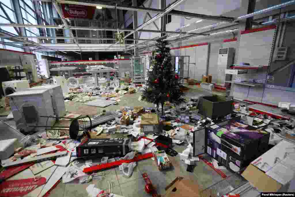 Магазин электроники, разграбленный во время беспорядков. 9 января 2022 года