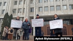 Пикет противников отправки кыргызстанских военных в Казахстан. 