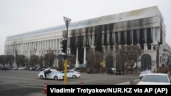 A Médiaközpont épülete a kazah katonaság és a rendőrség által lezárt központi téren történt összecsapások után a kazahsztáni Almatiban 2022. január 11-én, kedden
