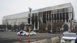 A Médiaközpont épülete a kazah katonaság és a rendőrség által lezárt központi téren történt összecsapások után a kazahsztáni Almatiban 2022. január 11-én, kedden