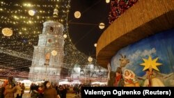 Oameni vizitând Târgul de Crăciun din fața Catedralei Sfânta Sofia din Kiev, în decembrie 2021