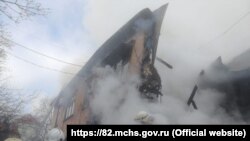 Обрушение стены и крыши в горящем доме в Ялте, 30 декабря 2021 года