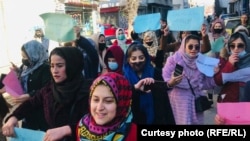 آرشیف، شماری از زنان افغان حین تظاهرات در اعتراض به سلب حقوق‌شان از سوی طالبان