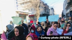 آرشیف-شماری از زنان و دختران معترض در شهر کابل