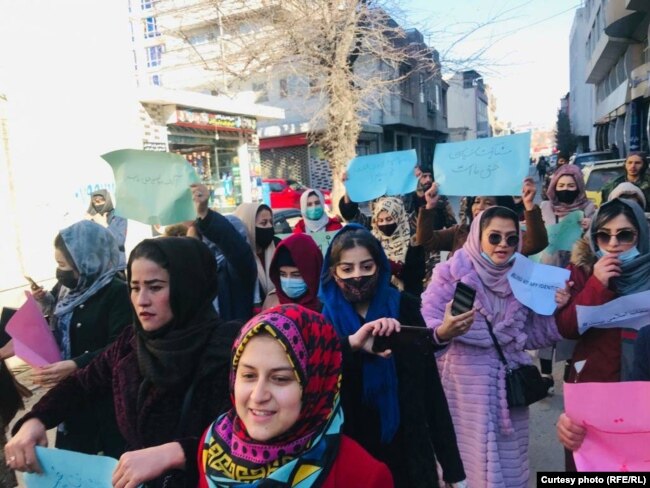 Avganistanke protestuju zbog odluke talibana da uvedu obavezno nošenje hidžaba, 11. januar