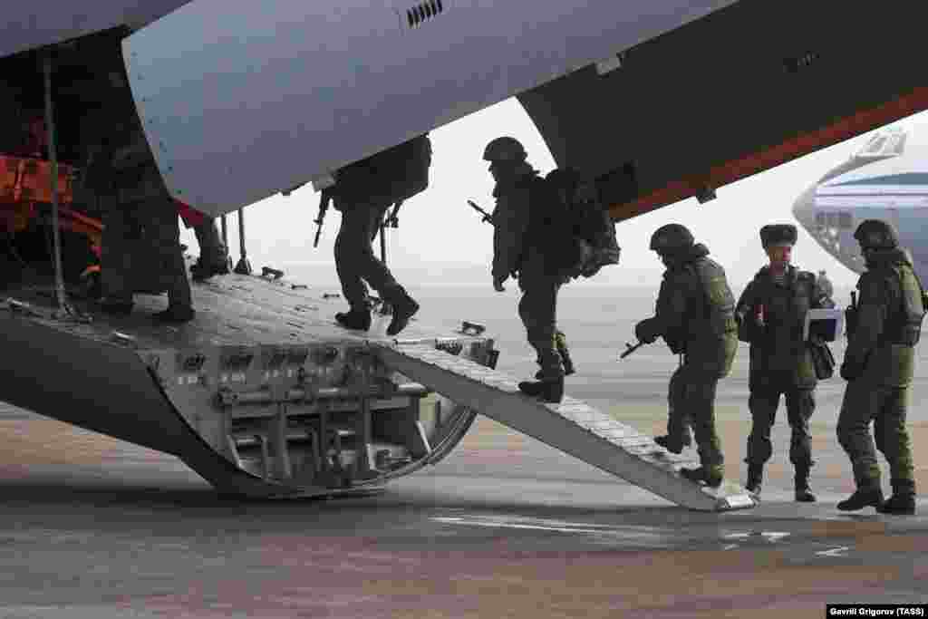 Руски војници од Организацијата на Договорот за колективна безбедност се качуваат во авион за да летаат дома од меѓународниот аеродром во Алмати. Повлекувањето на мировната мисија предводена од Русија започна на 13-ти јануари, една недела по масовните протести и насилствата во Казахстан.