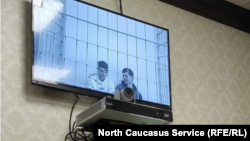 სალეჰ მაგამადოვი და ისმაილ ისაევი სასამართლოს მონიტორზე