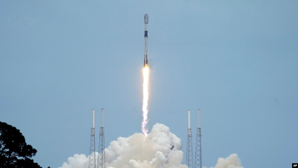 Ілюстраційне фото. Запуск супутників Starlink з космічної бази на мисі Канаверал, квітень 2022 року