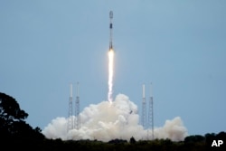 O rachetă SpaceX Falcon 9 cu un lot de 53 de sateliți de internet Starlink decolează de la complexul de lansare spațială 40 de la Stația Forțelor Spațiale Cape Canaveral din Cape Canaveral, Florida, 21 aprilie 2022.