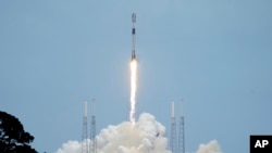 Racheta SpaceX ridicând sateliți ai sistemului Starlink pe orbită