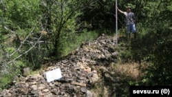 Розвалини середньовічної фортеці «Ісарджиклар» поблизу села Рідне під Севастополем. Фото з офіційного сайту Севастопольського держуніверситету www.sevsu.ru