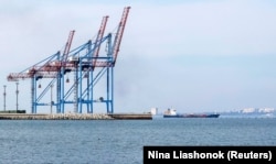 Вантажне судно залишає порт у Чорному морі. Одеса, 26 березня 2025 року