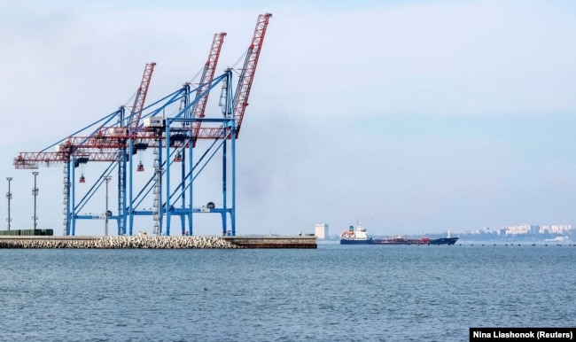 Вантажне судно залишає порт у Чорному морі. Одеса, 26 березня 2025 року