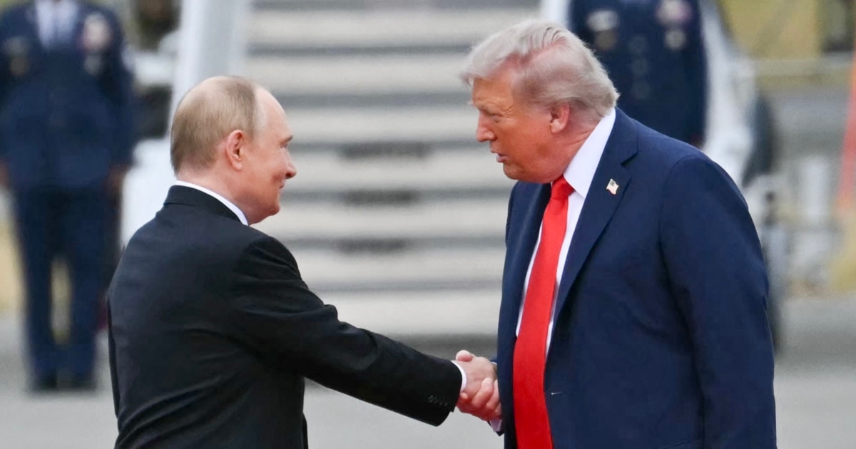 ტრამპი პუტინს ალასკის სამხედრო აეროდრომზე დახვდა