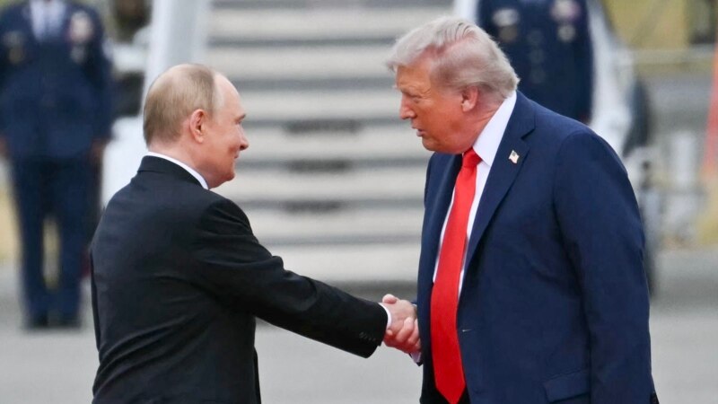 ტრამპი პუტინს ალასკის სამხედრო აეროდრომზე დახვდა