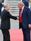 Путін і Трамп під час перших хвилин зустрічі на летовищі. Аляска, 15 серпня 2025 року