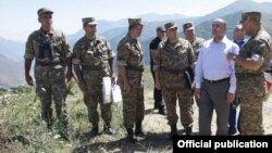 Armenia - Defense Minister Seyran Ohanian visits Armenian troops deployed along the border with Azerbaijan's Nakhichevan exclave, 22Jul2015.