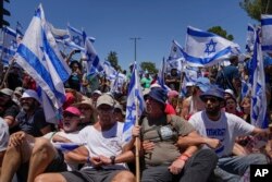 Demonstruesit bllokuan rrugën që të çon në Knesset, parlamenti i Izraelit, gjatë proteste kundër planeve të Qeverisë së kryeministrit Benjamin Netanyahu për reforma në sistemin gjyqësor, në Jerusalem, 24 korrik 2023.