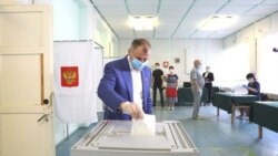 Крымский спикер Владимир Константинов голосует за поправки в Конституцию России в поселке Научный Бахчисарайского района, 25 июня 2020 года
