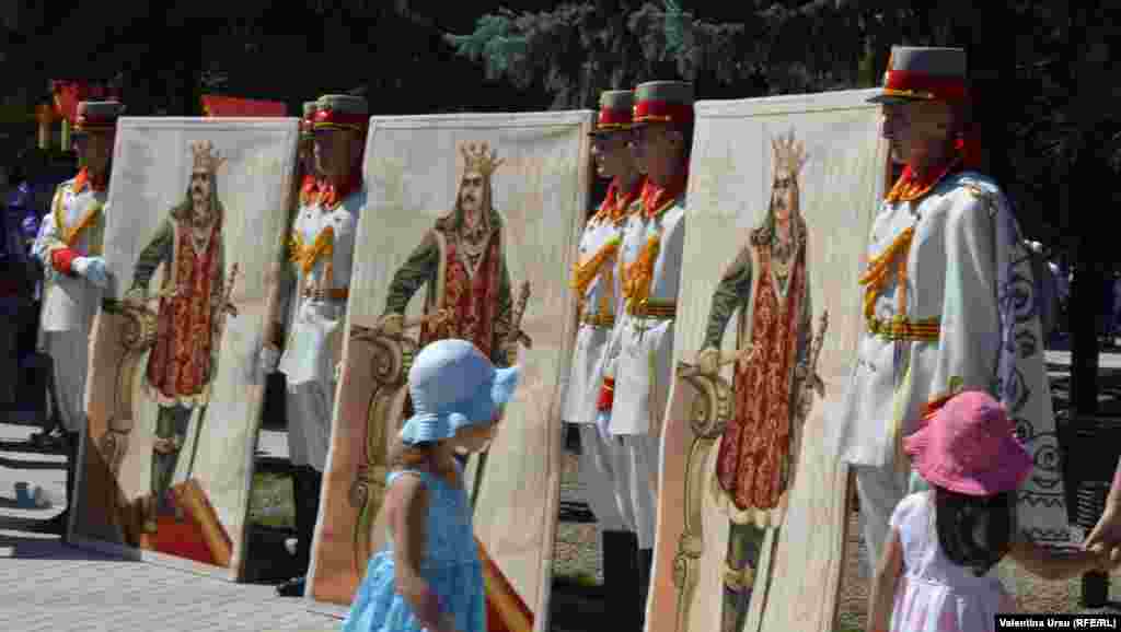 Ștefan cel Mare între membrii Gărzii prezidențiale...