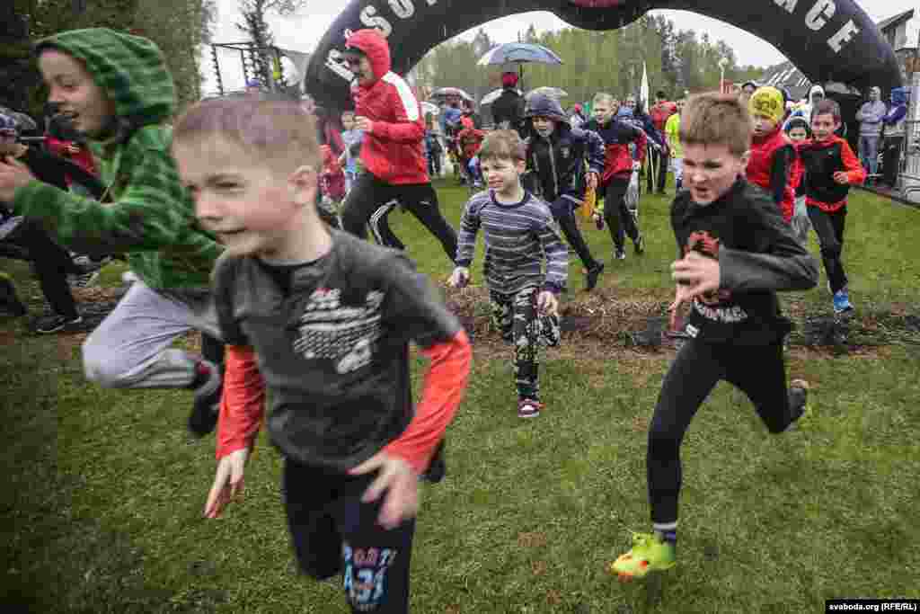 Дети тоже могут принять участие в соревнованиях, если их родителей не пугает физическая нагрузка. Для них подготовлена отдельная трасса с меньшим количеством препятствий, чем для взрослых.
