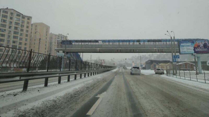 Непогода в Симферополе: снег на дорогах ограничил движение транспорта (+фото)