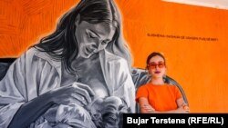 Artistja Ermira Murati para muralit të krijuar për gjidhënien.