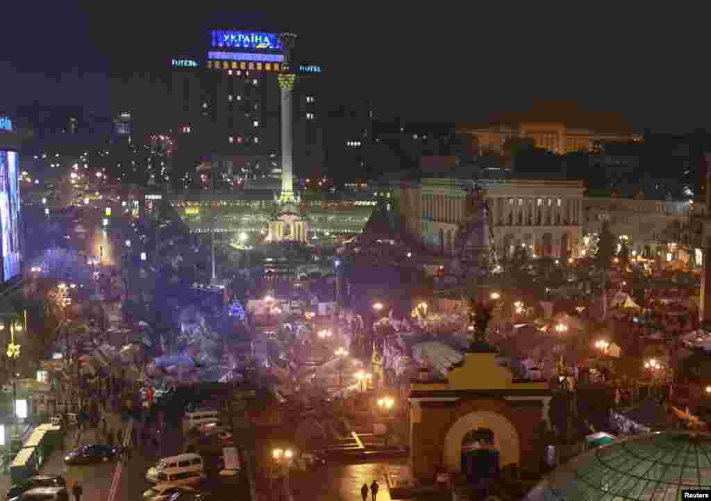 Vedere de ansamblu a Pieței Independenței la Kiev, la ora la care Parlamentul a decis interdicția demonstrațiilor publice.