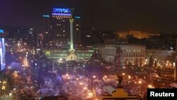Vedere a Pieții Independenței de la Kiev unde protestele continuă