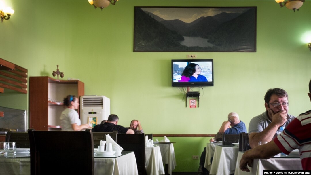 Сегодня утром показывали сюжет на Абхазском телевидении, посвященный обсуждению целесообразности перехода на короткую рабочую неделю. Практически все были отрицательными, это, мол, «не про нас»