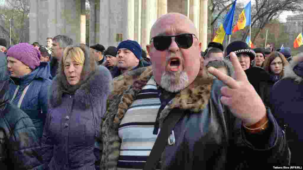 Unul dintre protestatarii din coloana lui Renato Usatîi scandează &bdquo;Victorie!&rdquo;