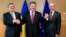 Президент України Петро Порошенко (у центрі) разом з головою Європейської комісії Жозе Мануелем Баррозу (л) та президентом Європейської Ради Германом ван Ромпеєм (п) під час засідання Ради ЄС у Брюсселі, 27 червня 2014 року