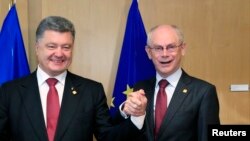 Президент України Петро Порошенко (Л) і президент Європейської ради Герман Ван Ромпей (П)
