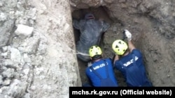 Спасатели деблокируют рабочего из-под завала грунта