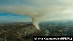 Dan nakon što je se razbuktao, požar na nesanitarnoj deponiji u Valjevu još nije lokalizovan, 9. januar 2025.