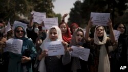 زنان در کابل و سایر ولایات افغانستان نیز بار ها در برابر تصامیم طالبان راهپیمایی کرده اند. اما طالبان تاکنون پاسخ مثبت به خواسته های زنان و دختران نداده اند. 