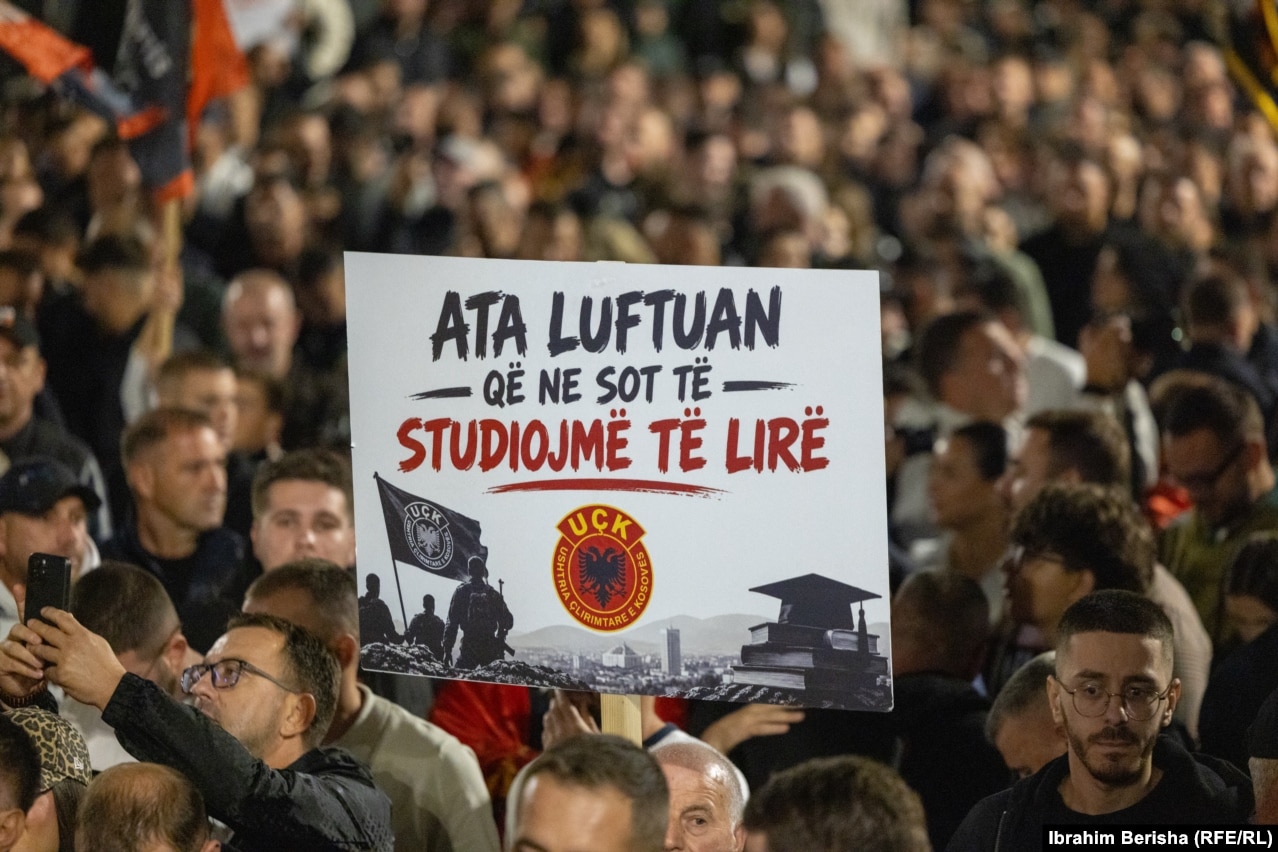 "Ata luftuan që ne sot të studiojmë të lirë", thuhet në një nga pankartat e shumta që mund të shiheshin në duart e mijëra protestuesve në Prishtinë më 21 shtator.