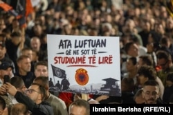 "Borili su se da bismo mi danas mogli slobodno studirati", piše na jednom od mnogih transparenata koji su se mogli vidjeti u rukama hiljada demonstranata u Prištini 21. septembra.