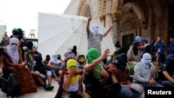 Maskirani Palestinci ispred džamije Al-Aqsa