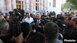 Armenia - Economy Minister Gevorg Papoyan talks to protesting Armenian truckers affected by Russia's tighter immigration rules, Yerevan, October 16, 2025.