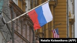 Zastava Rusije pored zgrade američke ambasade u Moskvi, 15. april 2021.
